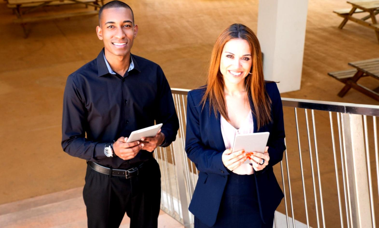 Modernes Bürogebäude mit Glasfassade, das Innovation und Professionalität ausstrahlt