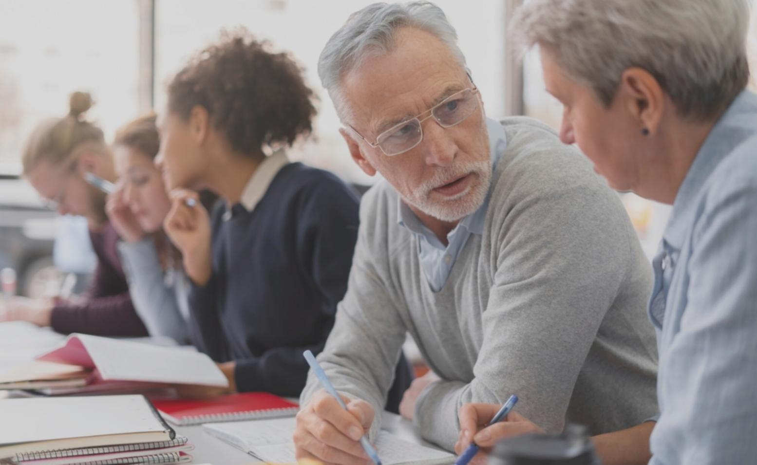 Teammeeting mit Strategieplanung an einem modernen Konferenztisch