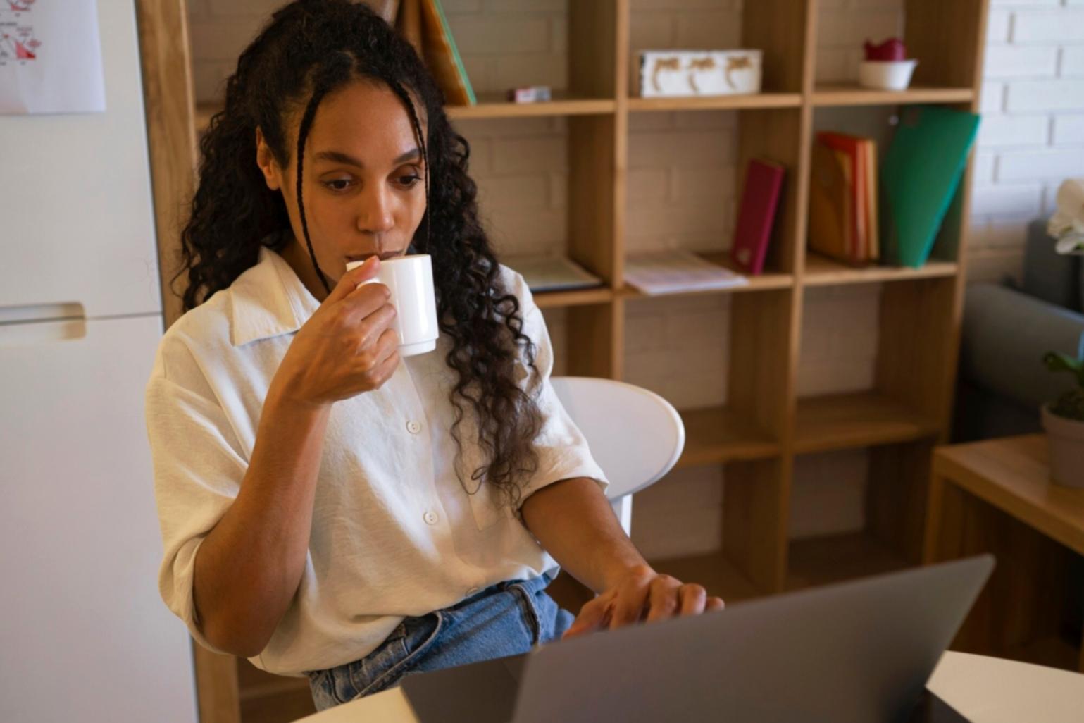 Person arbeitet konzentriert am Computer mit Finanzunterlagen