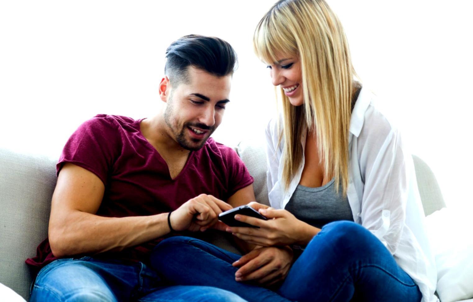 Moderne Arbeitsplatz-Einrichtung mit digitalen Tools